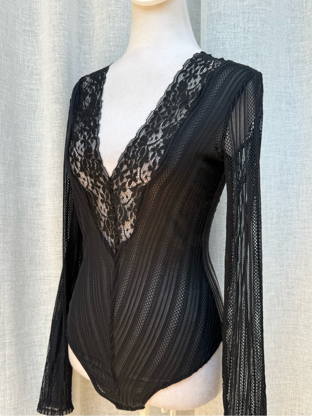 NWT BCBGMaxazria floral lace black bodysuit - Picture 2 of 10